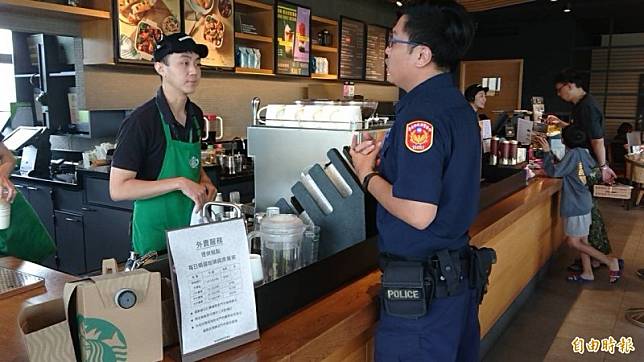 警員到星巴克買咖啡，結果店員貼心打折。(記者王捷攝)