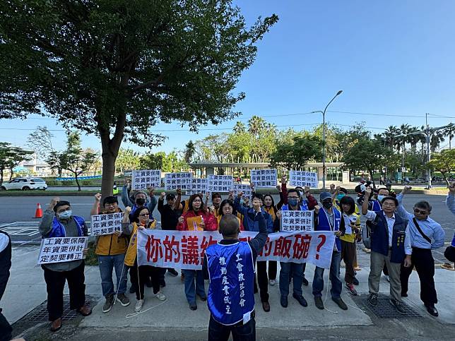 大同醫院工會醫護人在在高醫工會以及高雄市產業總工會的陪同下，今天前往高雄長庚醫院陳情。（圖：溫蘭魁攝）