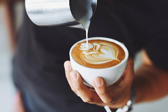 ▲有網友在 PTT 八卦版提到，發現最近商辦大樓附近咖啡店越開越多，好奇詢問製作咖啡成本低，賣咖啡是否真的非常好賺？貼文立刻引發熱議。（示意圖／翻攝自 Pixabay ）