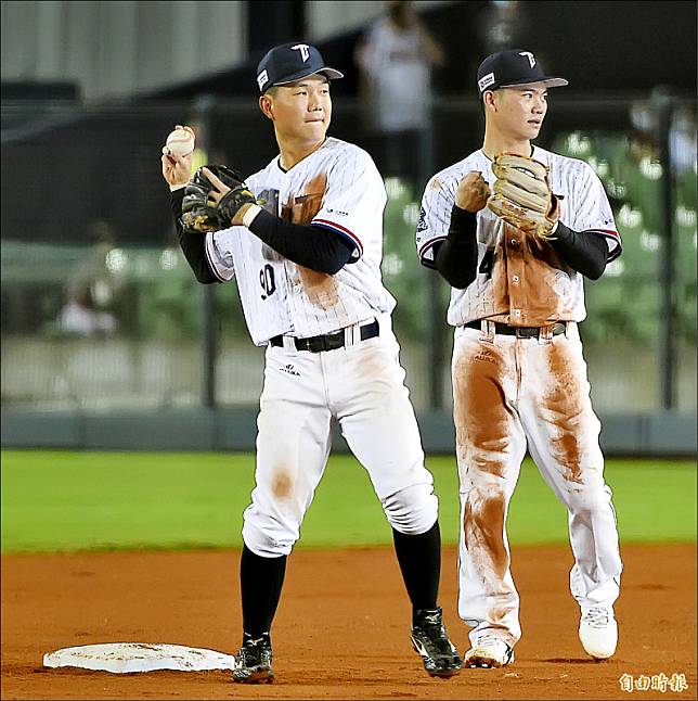 台灣隊「黃金二游」林靖凱(右)與江坤宇在明星賽合體。(記者陳志曲攝)