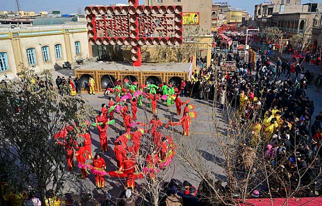 Residents watch a fan dance performance during a &ldquo;village gala&rdquo; in Shache County of Kashgar, northwest China's Xinjiang Uygur Autonomous Region, Jan. 22, 2025. (Xinhua/Ding Lei)