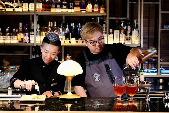 「酒吧界南霸天」阿翔(右)將客座漢來PAVO，與PAVO的調酒師小花共同聯名推出多款專屬調酒。（圖／記者葉盛耀攝）