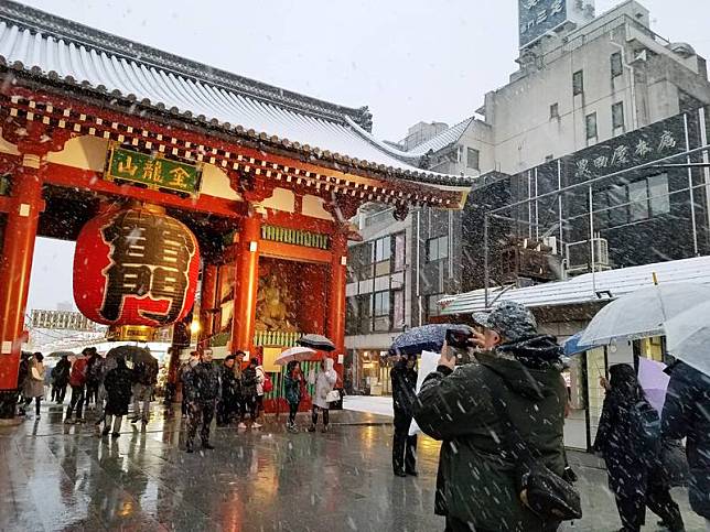 根據日本氣象預報，東京市區最快有可能在1月28日短暫降雪或出現雨雪交雜的情況，而受到低氣壓影響，2月1日到4日之間也有可能降雨或降雪。圖為2018年1月東京降雪情景。中央社記者黃名璽攝114年1月26日