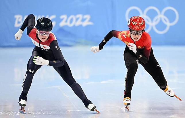 Qu Chunyu &reg; of China competes during the women's 1,000m quarterfinal of short track speed skating at the Capital Indoor Stadium in Beijing, China, Feb. 11, 2022. (Xinhua/Li Yibo)