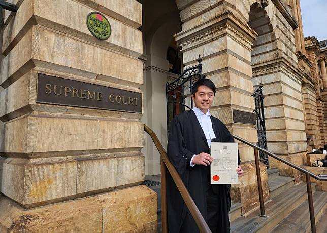 許智峯透露已在南澳最高法院完成宣誓，獲法庭頒令正式認許他為律師。(許智峯 Facebook)