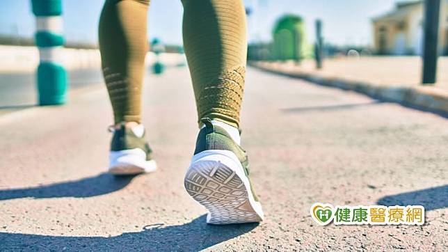 一項臨床試驗顯示，26位身體質量指數（BMI）正常的女性，進行為期6週的倒退跑步和步行計劃後，身體脂肪減少2.4％，心肺功能也獲得改善。