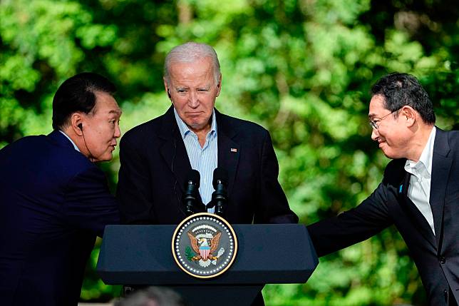 2023年8月18日，南韓總統尹錫悅（左起）、美國總統拜登、日本首相岸田文雄在馬里蘭州大衛營會面。美聯社