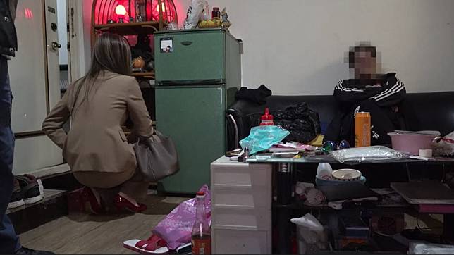 最美檢察官陳漢章(左，轉任律師改名陳樂涵)親自到住處搜查，張書源(右)竟翹腳插手。資料照。刑事局提供