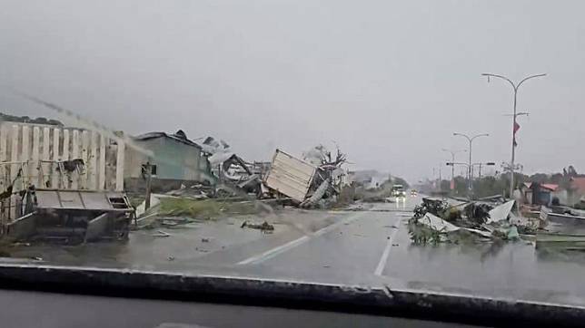 強颱「康芮」風雨強襲，花蓮路上被吹的一片狼籍。讀者提供