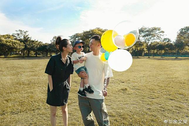 余文樂(右)宣布妻子王棠雲懷孕，即將2度當爸。(翻攝自微博)