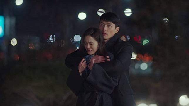 由玄彬和孫藝珍出演的韓劇《愛的迫降》講述一段跨越南北韓38度線的禁忌之戀。(圖／Netflix提供)