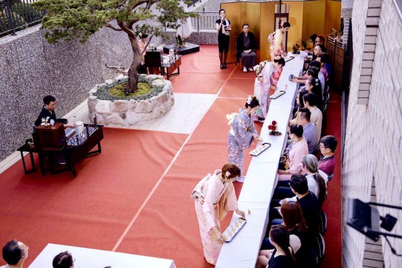 小笠原流煎茶の花と盛物 　小笠原 秀翠 (著), 小笠原 秀道 (著) Amazon.co.jp: 小笠原流煎茶の花と盛物 : 小笠原 秀翠, 小笠原