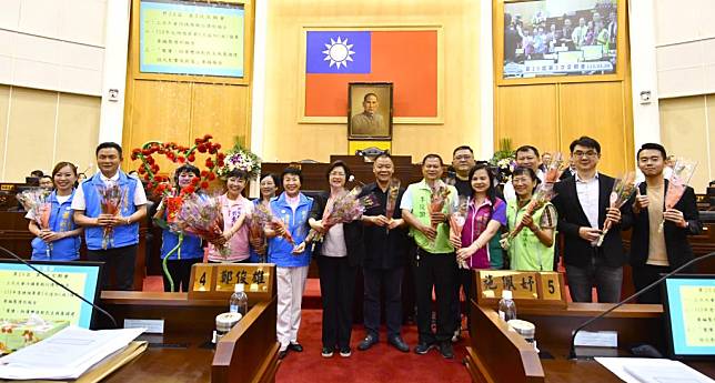 彰化縣長王惠美和副議長許原龍送議會同仁康乃馨，提前祝天下媽媽母親節快樂。（記者曾厚銘攝）＿