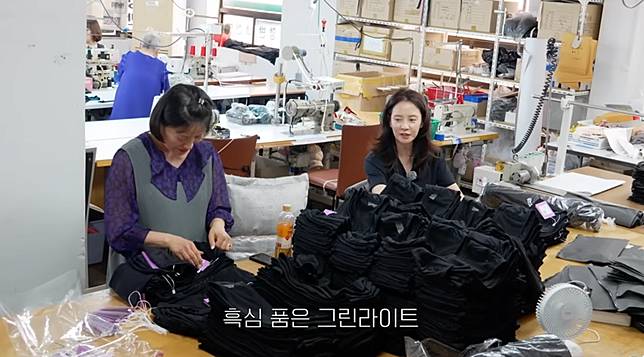 宋智孝到工廠幫忙包貨。翻攝YT@JIHYO_SSONG