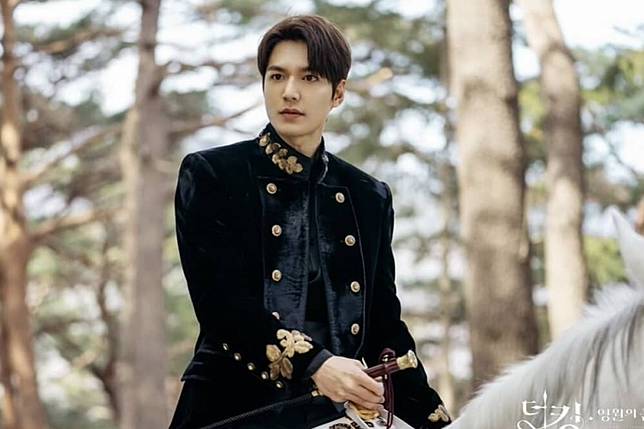 Lee Min-ho plays Korean emperor Lee Gon in the newest hit K-drama The King: Eternal Monarch. Photo: @llkftryh01/Instagram