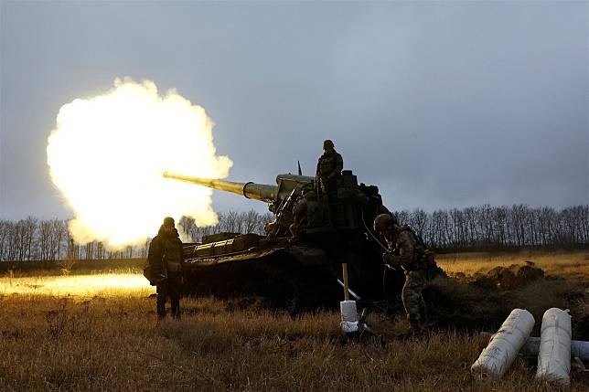  烏軍砲兵以2S7重榴彈砲，朝巴赫姆特周邊的俄軍陣地開火。（達志影像／路透社）
