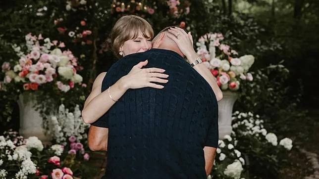 泰勒絲婚禮小物超浪漫　蕾絲手帕藏「愛情密碼」