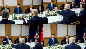 美國總統川普（背對鏡頭中）與中國國家主席習近平（左）10月30日於南韓釜山舉行川習會，席間川普向習近平展示一張卡片，習近平難得露出笑開懷的表情。翻攝白宮官網