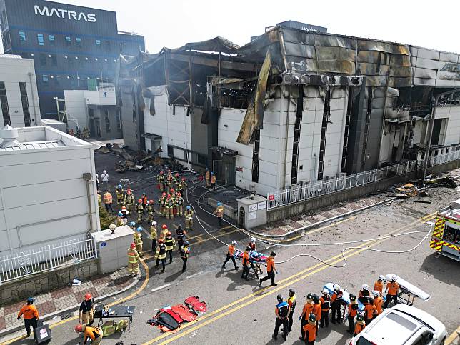 韓國鋰電池工廠大火，至少23人死傷及失蹤。（圖／美聯社）