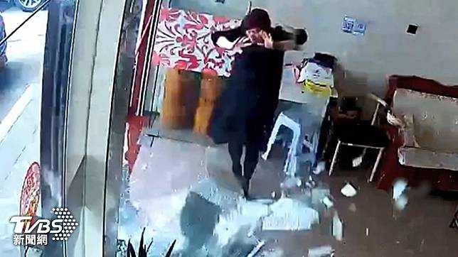 中國大陸一名婦人打呵欠，下秒眼前的玻璃門意外碎裂。（圖／達志影像美聯社）