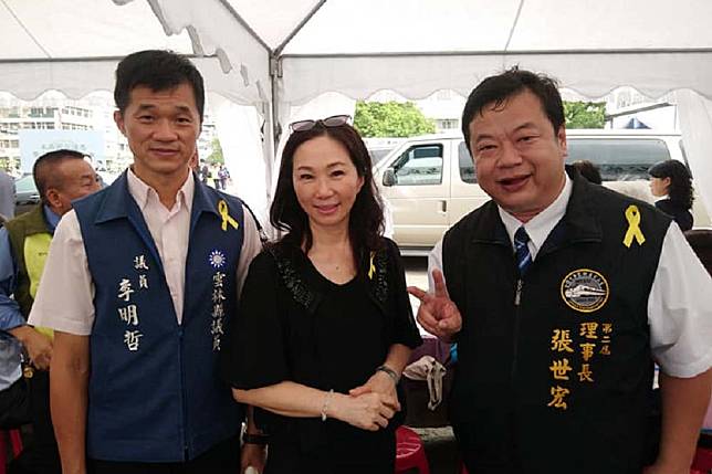 李佳芬前往李承翰公祭上香，卻被媒體捕捉到與議員楊秀琴開心寒喧，並大方和「粉絲」合影留念。（取自張世宏臉書）