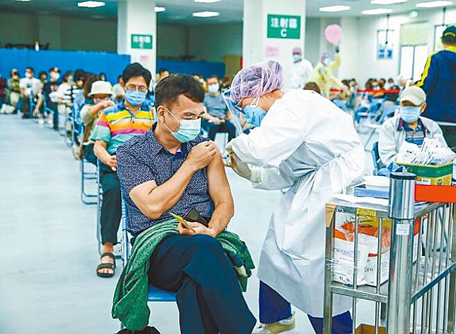 莫德納BA.5次世代疫苗已開打，圖為民眾18日在台北體育場接種站施打疫苗。（本報資料照片）