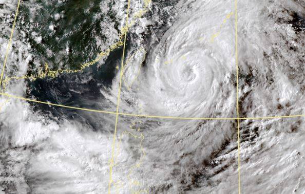 天氣風險公司今(22日)發布「各地風雨時程圖」，颱風雖然沒有直接侵襲台灣，但明天風雨會更大。(圖取自中央氣象局)