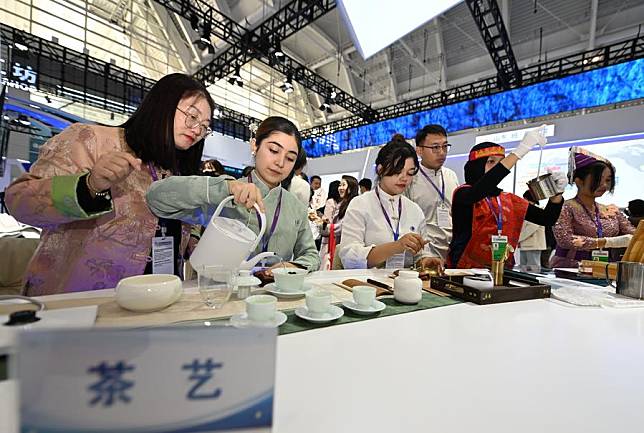 Exhibitors show tea art at an achievement exhibition during the 2024 World Vocational and Technical Education Development Conference in Tianjin, north China, Nov. 21, 2024. (Xinhua/Zhao Zishuo)