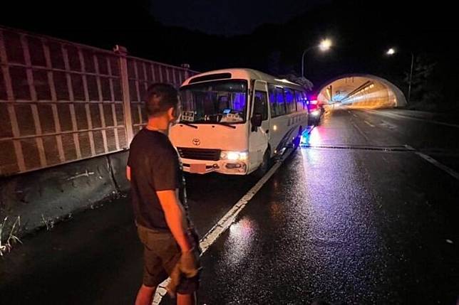 康橋國際學校校車昨晚再度於文山隧道打滑自撞，新北教育局嚴斥校方未積極改善學生交通接駁安全，最重不排除處以停招處分。（翻攝畫面）