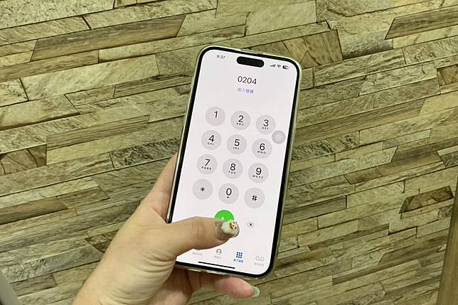 早期台灣流行許多「0204」開頭的付費語音專線，其中一項相當受歡迎的功能就是「聽笑話」、「聽鬼故事」或猜謎。示意圖／許苡晴攝