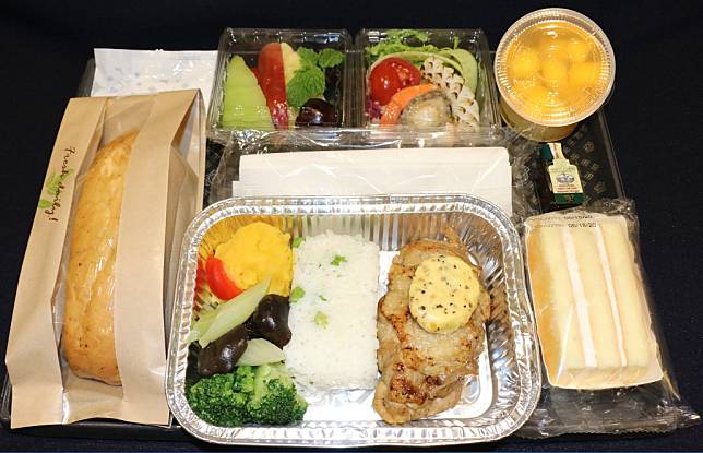 華航從7/6起，飛航時間單程超過3小時以上往返台北的航班提供「防疫熱餐」，3小時以下的航班則維持目前的「防疫餐盒」。   圖：華航／提供