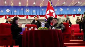 金朱愛在跨年倒數時親吻父親臉龐。翻攝北韓央視