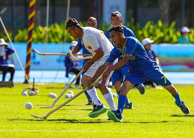 Athletes of Xinjiang compete in a Maire Ball match at China's 12th National Traditional Games of Ethnic Minorities in Sanya, south China's Hainan Province, on Nov. 24, 2024. (Xinhua/Chen Shuo)