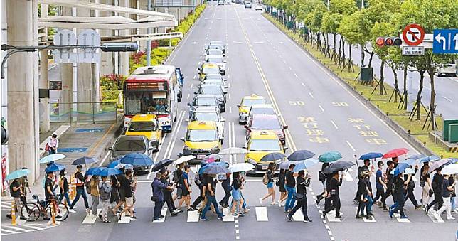 行人注意！不只汽機車駕駛　違規穿越馬路、低頭族列重點取締