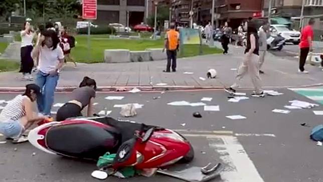 多名熱心民眾協助CPR。讀者提供