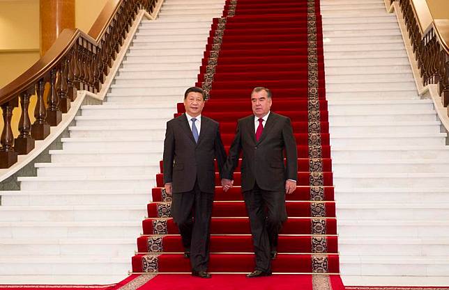 Chinese President Xi Jinping (L) holds talks with Tajik President Emomali Rahmon in Dushanbe, capital of Tajikistan, Sept. 13, 2014.(Xinhua/Huang Jingwen)