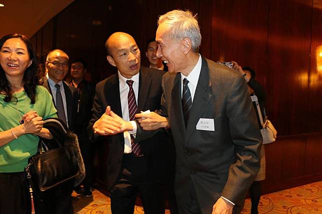 高雄市長韓國瑜(左)、香港信和集團董事局主席黃志祥（右）見面。（圖/高巿府提供）