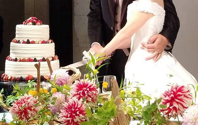 河南20歲伴娘遭婚鬧強拉上床，被集體用被子拋空卻失手沒接住，導致腰椎爆裂骨折終身傷殘，新婚夫妻與9名婚鬧者全被判賠。示意圖／取自photoAC