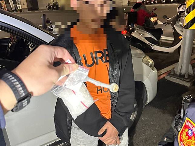 劉男從澎湖搭飛機來台南觀光，遇臨檢被搜出卅多公克毒品。（記者葉進耀翻攝）