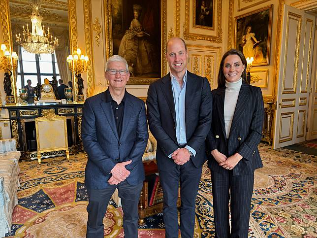 庫克（左起）在溫莎古堡與威廉王子、凱特王妃見面。（翻攝@tim_cook推特）