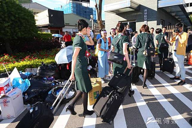 桃園市空服員職業工會20日宣布下午4時起開始罷工，工會會員陸續集結至南崁長榮航運大樓門口。圖為剛下機的空服員。（顏麟宇攝）