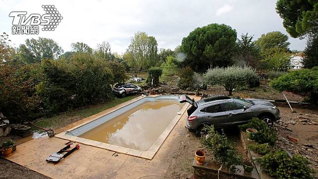 被閒置多時的法國私人住宅泳池。（圖/達志影像路透社）
