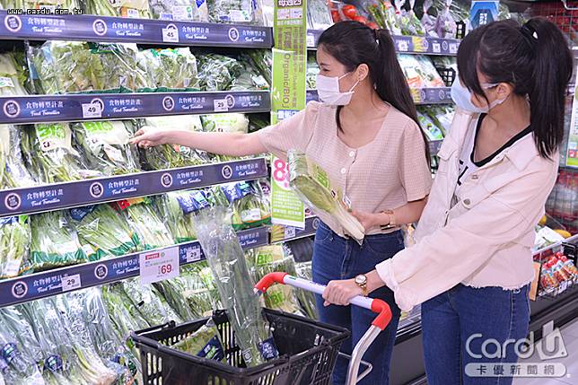 防疫自煮帶動超市業績爆發，2022年前4月營業額已達816億元(圖/卡優新聞網)