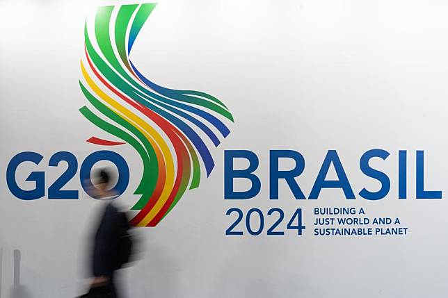 A man walks past a G20 logo during the G20 Foreign Ministers' Meeting in Rio de Janeiro, Brazil, Feb. 21, 2024. (Xinhua/Wang Tiancong)