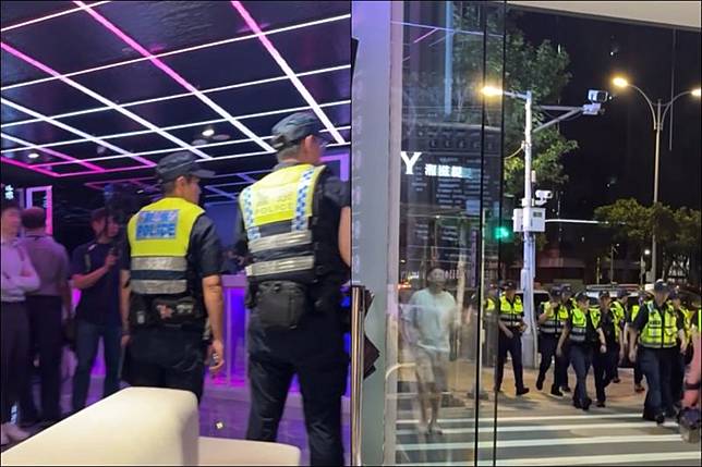 民眾暑假期間在KTV歡唱時遇到大批警力。圖／翻攝自Threads／yiyiyirose