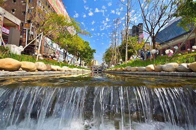 過去治水運用大量水泥工程，即便「水與環境」的目的是要親水、護水，與防洪半點也不相干，還是可以在許多案子中看見相似的工程規劃：筆直、整潔、乾淨與人工造景，最知名的案例莫過於柳川和綠川。圖為整治後的台中綠川。（資料照，取自水利大臺中臉書）