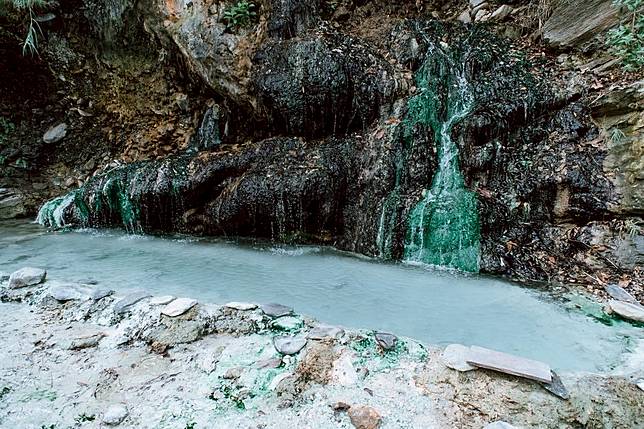 ▲十坑溫泉有著翠綠岩壁與乳白青綠的牛奶泉。（圖／奧丁丁體驗）