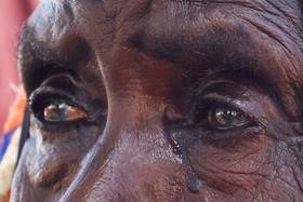 2025年11月22日，查德東部的臨時難民營，一名逃離蘇丹法舍的難民婦人描述逃難過程，悲從中來。路透社