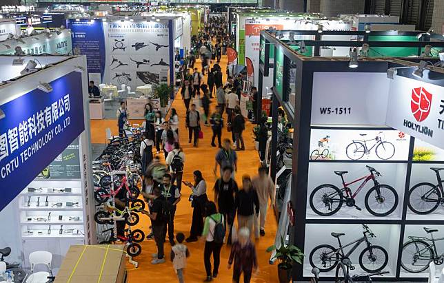 People visit the 32nd China International Bicycle Fair in east China's Shanghai, May 5, 2024. (Xinhua/Cai Yang)