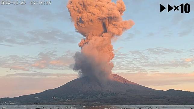 櫻島火山在23日上午噴發。（圖／翻攝YT@財寶）